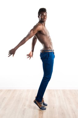 Atlama yakışıklı zenci