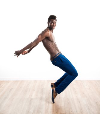 Yakışıklı siyah adam dans ediyor.