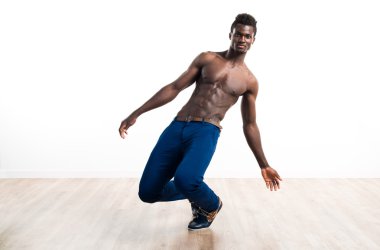 Yakışıklı siyah adam dans ediyor.