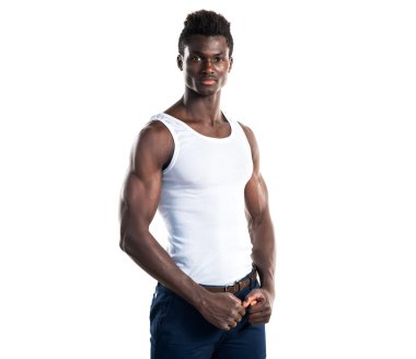 Atletik vücut poz ile yakışıklı zenci