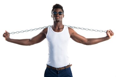 Yakışıklı siyah adam güneş gözlüğü ve zincirler