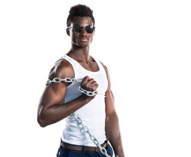 Yakışıklı adam güneş gözlüğü ve zincirler