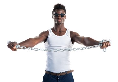 Yakışıklı adam güneş gözlüğü ve zincirler