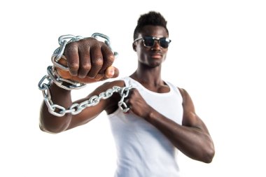 Yakışıklı adam güneş gözlüğü ve zincirler