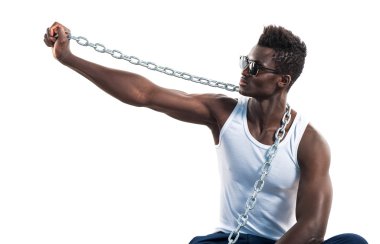 Yakışıklı adam güneş gözlüğü ve zincirler