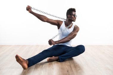 İsoated beyaz arka plan üzerinde siyah yakışıklı