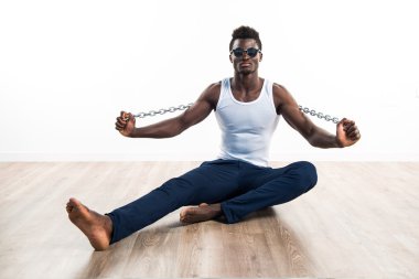 İsoated beyaz arka plan üzerinde siyah yakışıklı