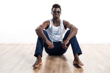 İsoated beyaz arka plan üzerinde siyah yakışıklı