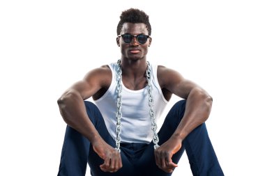 İsoated beyaz arka plan üzerinde siyah yakışıklı