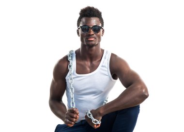 Yakışıklı adam güneş gözlüğü ve zincirler