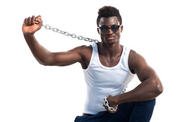 Yakışıklı adam güneş gözlüğü ve zincirler