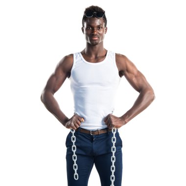 Zincirleri ile yakışıklı adam