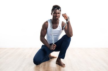 Yakışıklı adam güneş gözlüğü ve zincirler