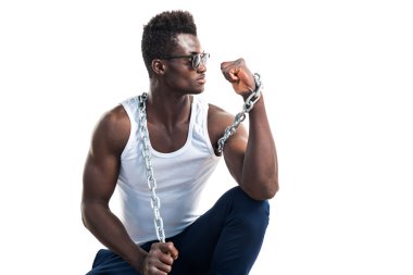 Yakışıklı adam güneş gözlüğü ve zincirler