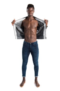 Atletik yakışıklı siyah adam