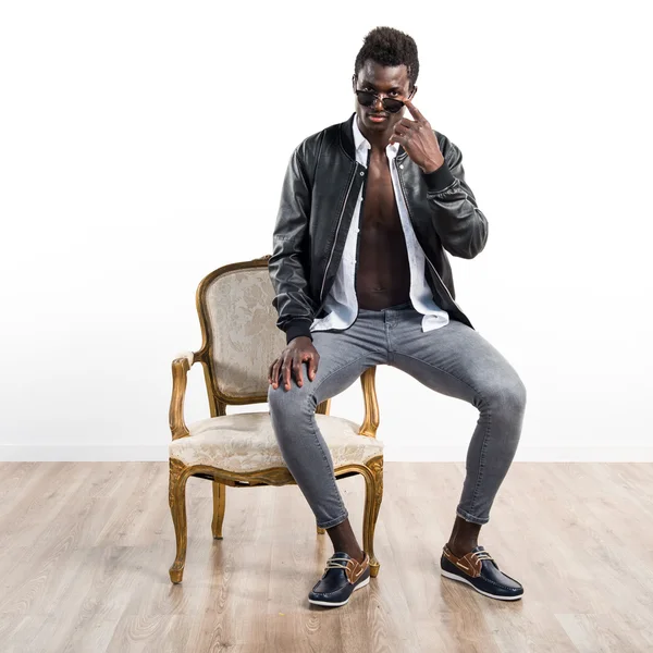 Siyah adamla yakışıklı deri ceket