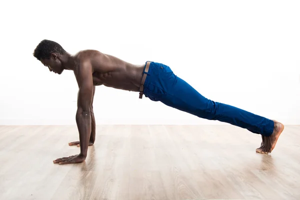 Negro hombre haciendo flexiones — Foto de Stock