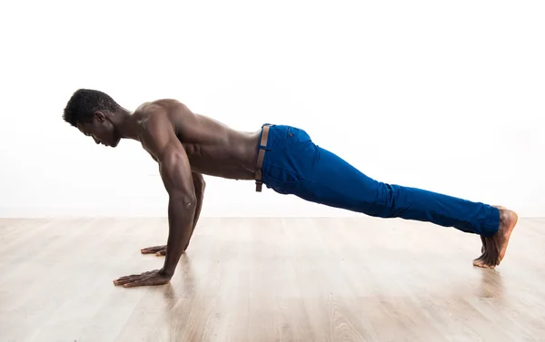 Negro hombre haciendo flexiones — Foto de Stock