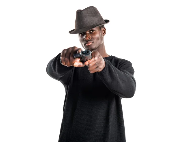 Homem negro segurando uma pistola — Fotografia de Stock