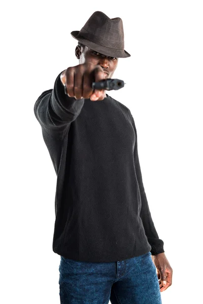 Чорний чоловік тримає пістолет — стокове фото