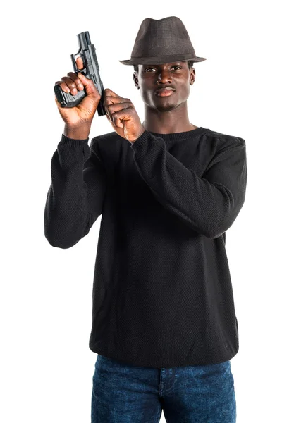 Svart man håller en pistol — Stockfoto