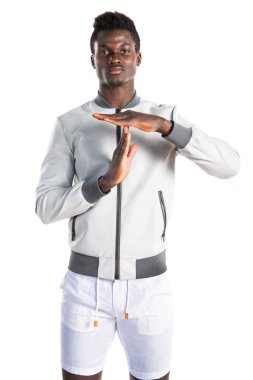 Siyah adam saat hareketi yapma