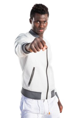 Siyah adam bir yumruk veren