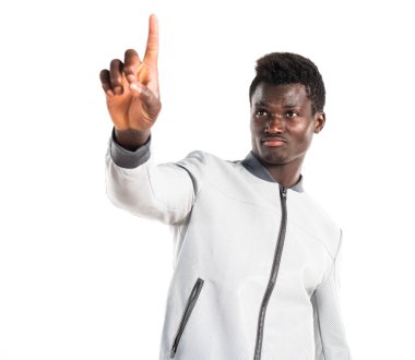 Siyah adam şeffaf ekranda dokunmadan