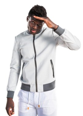 Siyah adam bir şeyler gösteriyor