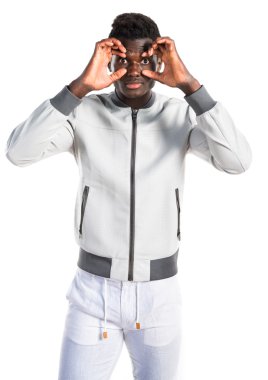 Siyah adam bir şeyler gösteriyor