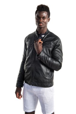 Siyah adamla yakışıklı deri ceket