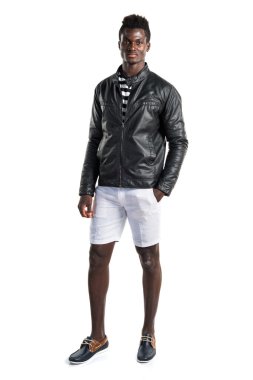Siyah adamla yakışıklı deri ceket
