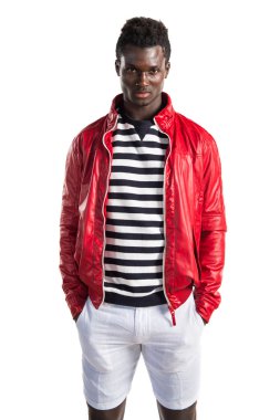 Kırmızı deri ceket siyah adam