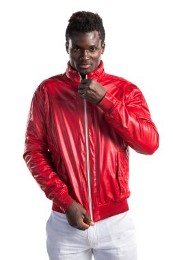 Kırmızı deri ceket siyah adam