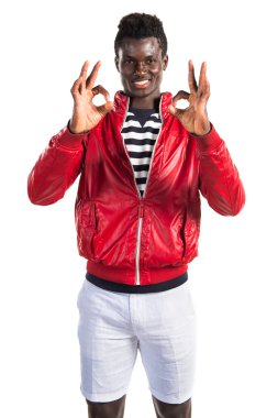 Siyah adam ok işareti yapmak