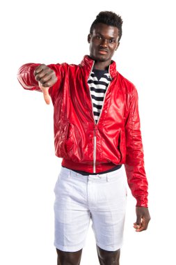 Siyah adam kötü sinyal yapıyor