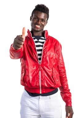 Başparmak ile yakışıklı siyah adam