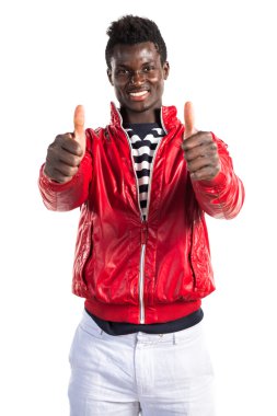 Başparmak ile yakışıklı siyah adam