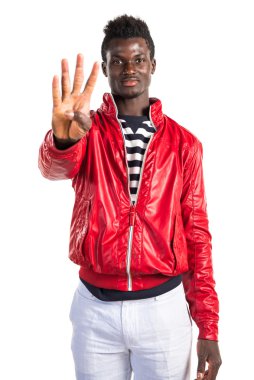 Yakışıklı siyah adam dört sayma