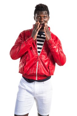 Sürpriz bir jest yapan yakışıklı siyah erkek