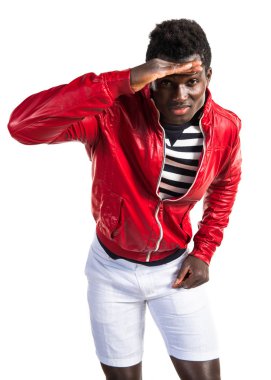 Yakışıklı siyah adam bir şeyler gösteriyor