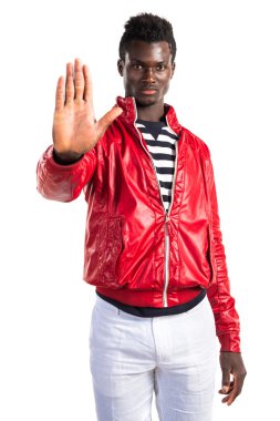 Dur işareti yapma yakışıklı zenci