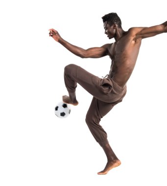 siyah adam futbol oynama