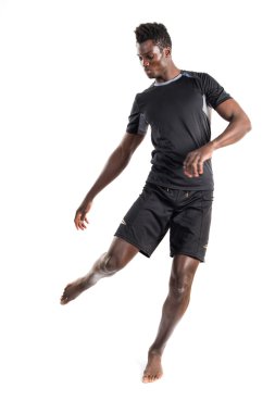 siyah adam futbol oynama