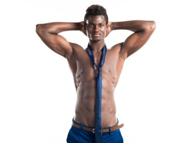 Atletik vücut poz ile yakışıklı zenci