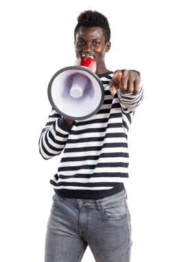 Megafon tarafından bağırarak yakışıklı zenci