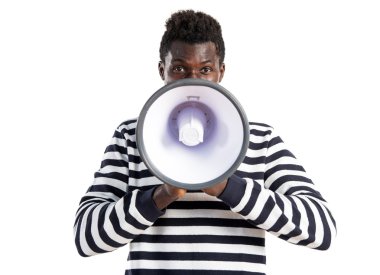 Megafon tarafından bağırarak yakışıklı zenci