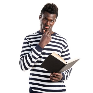 Yakışıklı siyah adam okuma kitabı