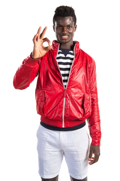 Siyah adam ok işareti yapmak