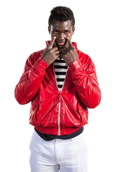 Yakışıklı siyah adam bir şeyler gösteriyor